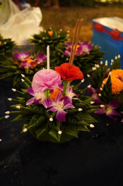 Krathong, Muz yapraklarından yapılmış Krathong veya nilüfer kabı yapan insanlar bir mum, üç joss çubuğu ve Tayland Loy Krathong Festivali için biraz çiçek içeriyordu..