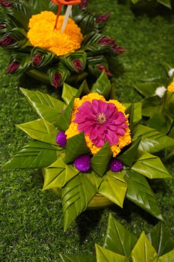 Krathong, Muz yapraklarından yapılmış Krathong veya nilüfer kabı yapan insanlar bir mum, üç joss çubuğu ve Tayland Loy Krathong Festivali için biraz çiçek içeriyordu..