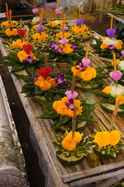 Krathong, Muz yapraklarından yapılmış Krathong veya nilüfer kabı yapan insanlar bir mum, üç joss çubuğu ve Tayland Loy Krathong Festivali için biraz çiçek içeriyordu..