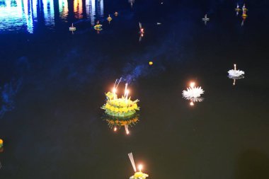 Krathong, Muz yapraklarından yapılmış Krathong veya nilüfer kabı yapan insanlar bir mum, üç joss çubuğu ve Tayland Loy Krathong Festivali için biraz çiçek içeriyordu..