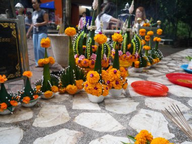 Çelenk, kont birliği tapınakta satılmak için ruhani dua ediyor..