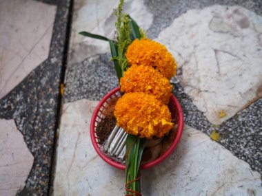 Çelenk, kont birliği tapınakta satılmak için ruhani dua ediyor..