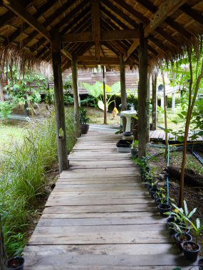 Kaldırımlar Tayland Caddesi Dekorasyonları 'ndan Geçiş Tahta patika Ev dekorasyonunda Tayland tarzı.