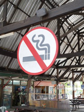 Açık Hava Alanında Çatı Yapısına Sigara İçilmiyor, 16 Sep 2025, Tayland.