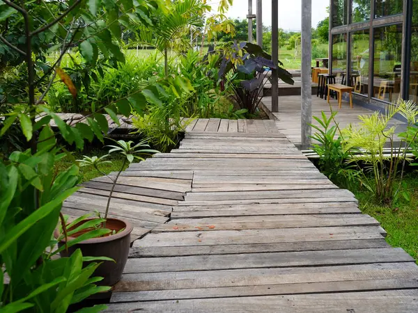 Kaldırımlar Tayland Caddesi Dekorasyonları 'ndan Geçiş Tahta patika Ev dekorasyonunda Tayland tarzı.