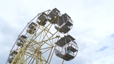 Parlak ve eğlenceli bir lunaparkta heyecanlı dönme dolap gezisi.