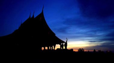 Ubon Eyaleti Tayland 'daki Huzurlu Tayland Tapınağı' nda Çarpıcı Akşam Gökyüzü Silueti.