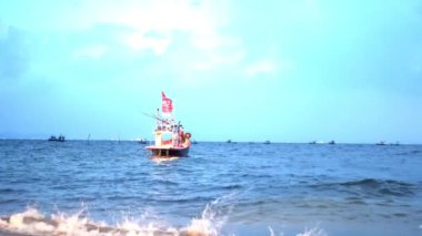 Açık Mavi Okyanus Havadan Görünümlü Balık Yakalayarak Deniz 'de Balıkçı Teknesi