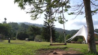 Yeşil Tarlada Sıcak Dağ Altındaki Çadır Kampı Masası.