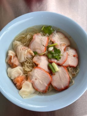 Bitkisel Çorbalı Kırmızı Domuz Eriştesi, Tayland Sokak Yemeği.