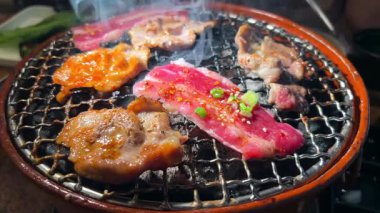 Yakın plan: Kore Mangal Lokantası 'nda Dumanlı Kömür Ocağı' nda Domuz Izgarası..