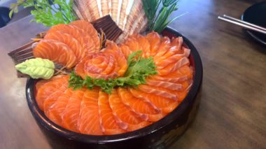 Vibrant Taze Somon Dilimleri Hizmete Hazır, Otantik Japon Restoranında Taze Somon Sashimi Tabağı.