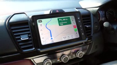 Araba Seyrüsefer Monitörü Tay Dili Harita GPS Sistemi Sürüş sırasında görüntüleme, 9 Ağustos 2025, Tayland.