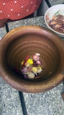 Mutfakta Yaşlı Asyalı Kadın Yemek Pişiriyor Havan ve Pestle ile Baharat Öğütüyor.