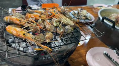 Taze karides yengeci kabuklu ızgara barbekü ve baharatlı deniz ürünleri soslu deniz ürünleri büfesi..