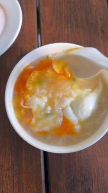 Yüksek Proteinli Kahvaltı İçin Yumuşak Kaynamış Yumurta Tahta Masada Kışkırtılıyor 