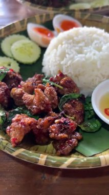 Tay caddesini kapatın. Çıtır çıtır domuz, yanında da Kale kızartması. Lezzetli Asya mutfağı.