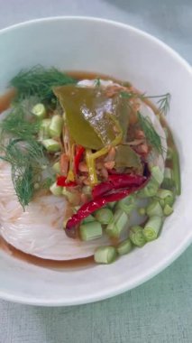 Orijinal Tayland Pirinç Eriştesi Baharatlı Köri Ormanı Orijinal Isan Yemeği