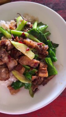 Tay caddesini kapatın. Çıtır çıtır domuz, yanında da Kale kızartması. Lezzetli Asya mutfağı.