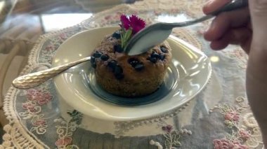 Üzerinde çikolatalı muzlu kek olan 4K 'lık videoyu kapat. Kahvaltı, atıştırmalık ya da pastane için mükemmel bir tatlı. Ev yapımı tatlı hamur işi yemek için idealdir..