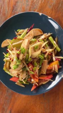 Lezzetli Tayland sokak yemekleri. Som Tum Pla Ra 'nın videosu. Mayalanmış yengeç, acı biber, domates ve limonlu papaya salatası. Orijinal Asya mutfağı, geleneksel Tayland yemeği ve popüler yerel yemekler..