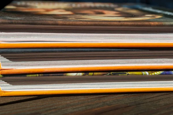 Três Livros Estão Sobre Uma Mesa Madeira Foto Foi Tirada — Fotografia de Stock