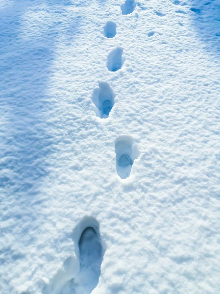 Spuren Schnee Schuhspuren Auf Dem Weißen Schnee Den Schneeverwehungen Gibt — Stockfoto