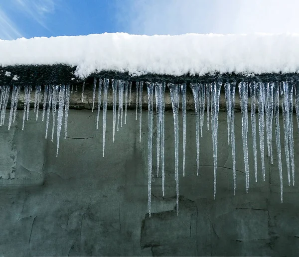 Evin Çatısında Büyük Buz Sarkıtları Asılı Kışın Tehlikeli Buz Sarkıtları — Stok fotoğraf