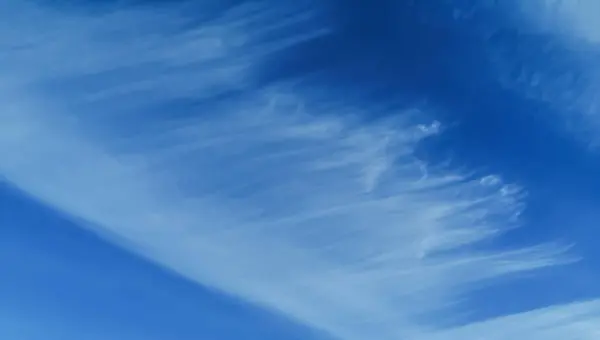 Tüylü Bulutlu Güzel Mavi Gökyüzü Mavi Gökyüzündeki Bulutlar — Stok fotoğraf