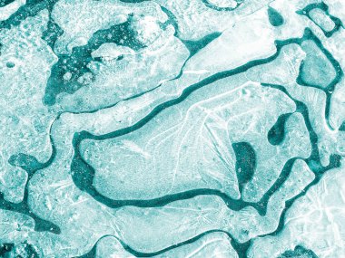 Buza çiziyorum. Deniz dalgası renginde donmuş su. Buzun üzerindeki soyut çizim bir kış temasıdır..