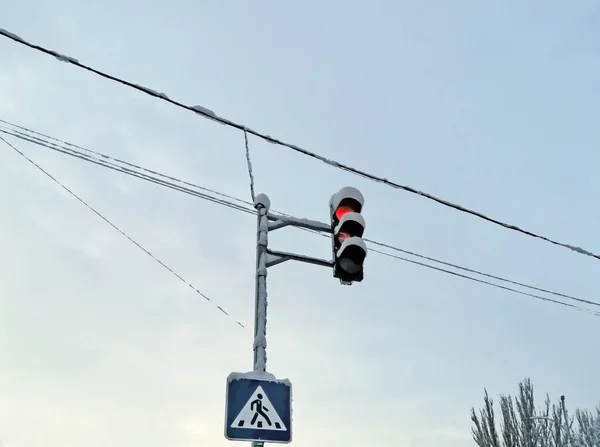 Дорожні Знаки Лампочці Дорожні Знаки Світлофори Полюсі Вкриті Снігом Стовп — стокове фото