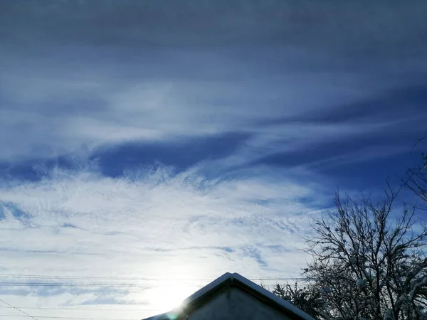 Céu Azul Nublado Sobre Telhados Sol Põe Atrás Telhado Casa — Fotografia de Stock