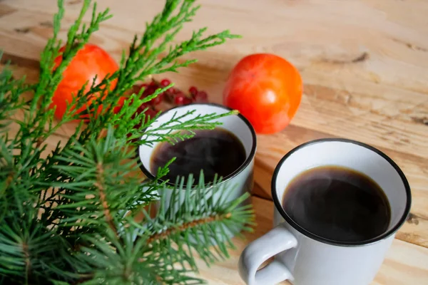 Zwei Tassen Kaffee Auf Einem Holztisch Neben Tannen Und Fichtenzweigen — Stockfoto