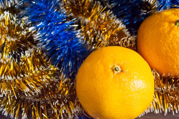 圣诞树上的黄蓝相间的唐吉林 乌克兰的圣诞装饰品 黄蓝色的金银花和橘子 圣诞节用的是乌克兰国旗色的珍珠 — 图库照片