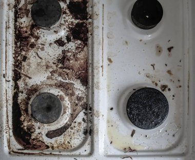Çamurda gaz ocağı. Dört tane gaz ocağı var. Mutfakta kirli soba var. Ocaktaki kir..