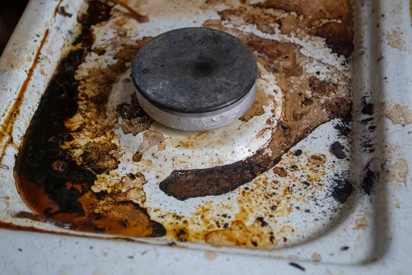 汚いガスバーナーだ ガスストーブは汚れている ストーブの上で汚れ ストーブは古く汚れている 泥の中のガスバーナー — ストック写真