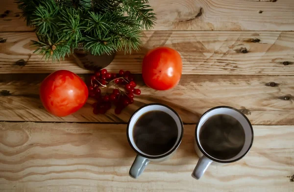 Zwei Tassen Kaffee Auf Einem Holztisch Neben Tannen Und Fichtenzweigen — Stockfoto