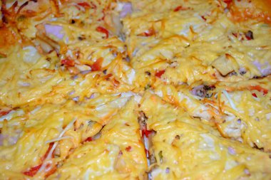 Pizzaya yakın çekim. Peynirli pizza. Üstünde sıcak pizza resmi var. Büyük, ev yapımı ve peynirli bir pizza..