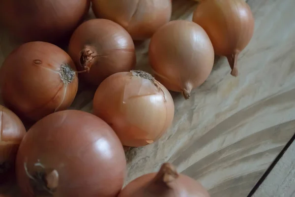 Zwiebeln Liegen Auf Einem Holztisch Lauter Zwiebelköpfe Die Zwiebelernte Auf — Stockfoto