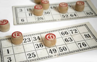 On the cards for the lotto there are barrels with numbers. Wooden barrels with numbers on lottoo cards. Board game in bingo.