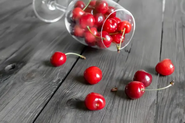 Red Cherry Berries Scattered Wooden Table Wooden Board Red Cherry — Stockfoto