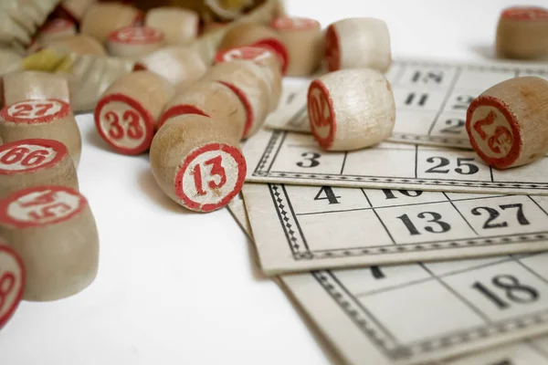 Elemente Eines Lottospiels Brettspiel Auf Weißem Hintergrund Fässer Und Bingokarten — Stockfoto