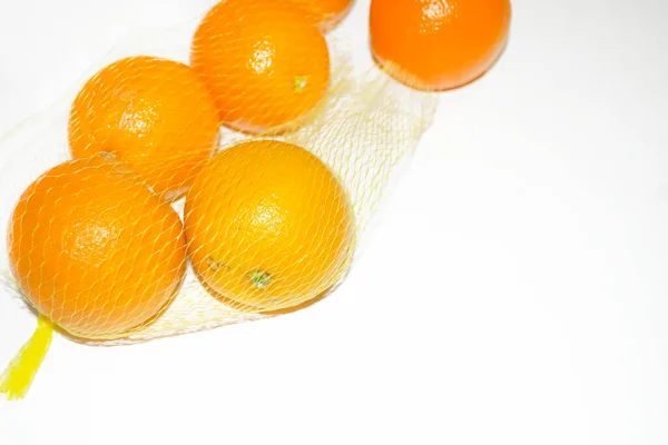 Orangen Einem Netz Auf Einem Weißen Tisch Öko Einkauf Fruchtnetz — Stockfoto