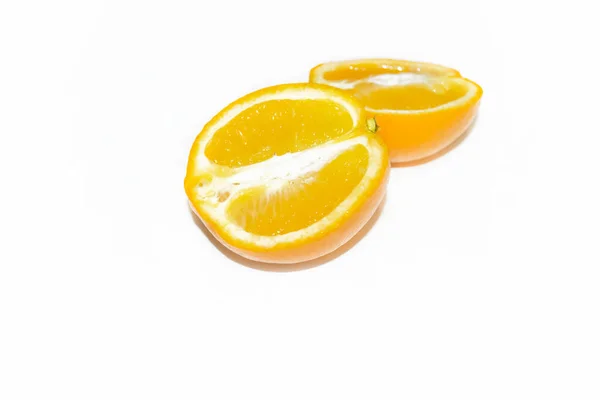 橘子在白色的柑橘半边上 白色背景上的两半桔子 — 图库照片