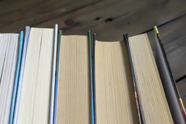 Hromada Knih Dlervianském Stole Spousta Knih Leží Pohromadě Knihy Leží — Stock fotografie