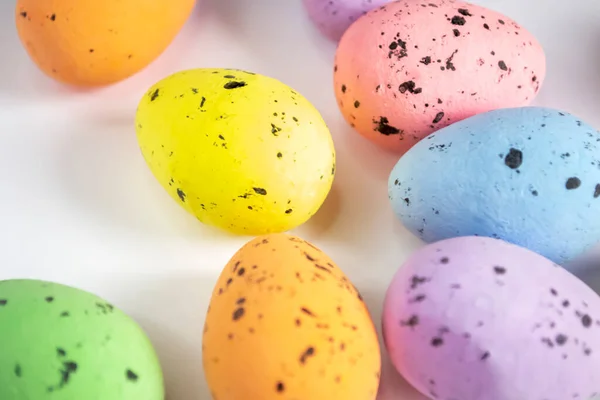 Ovos Decorados Páscoa Estão Contexto Branco Decorações Easter Simbolismo Ovos — Fotografia de Stock