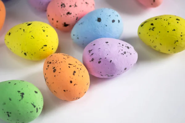 Ovos Decorados Páscoa Estão Contexto Branco Decorações Easter Simbolismo Ovos — Fotografia de Stock