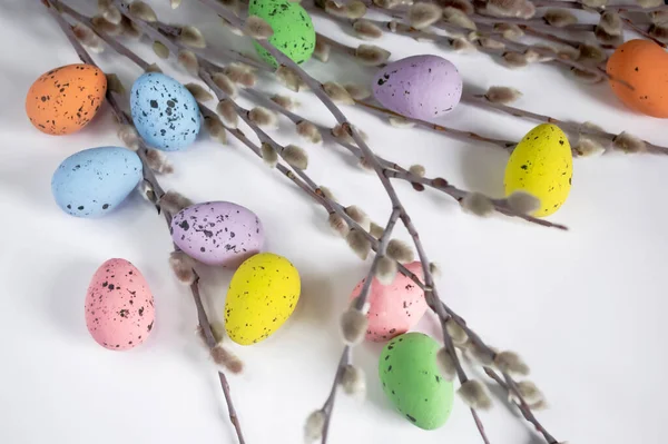 Ovos Coloridos Estão Lado Ramos Salgueiro Fundo Branco Decoração Festiva — Fotografia de Stock