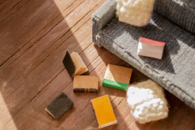 Pencereden dağınık kitapların üzerine bir ışık düşüyor - bir oda kutusu. Kitaplar kanepenin yanına saçılmış. Kendi ellerinle bir minyatür..