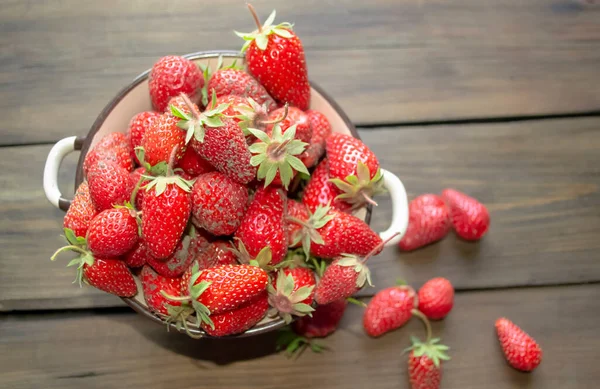 Frische Frühlingsbeeren Erdbeeren Aus Dem Garten Auf Dem Teller Und — Stockfoto
